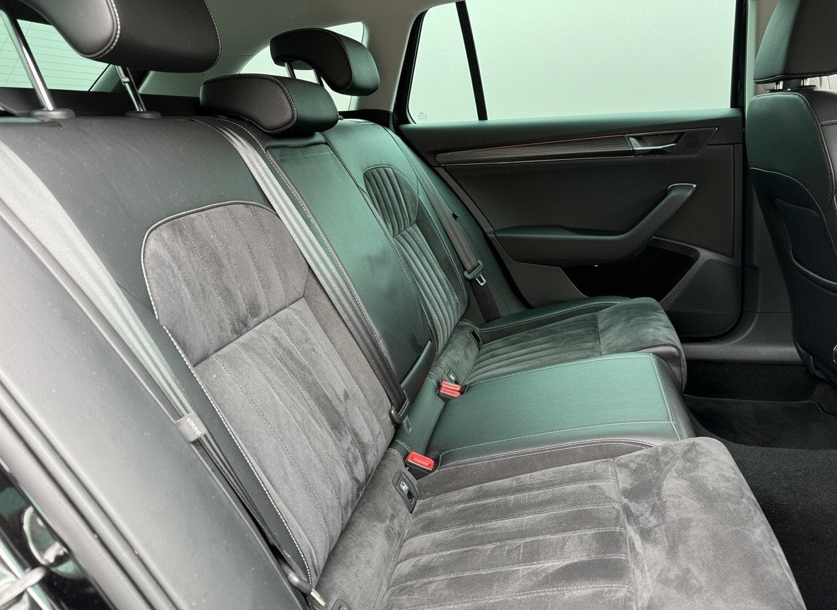 Skoda Superb Combi iV PHEV Upgrade Bus. Edition+ Sport pack, Auto's, Skoda, 4 cilinders, Zwart, 102 €/maand, Te koop