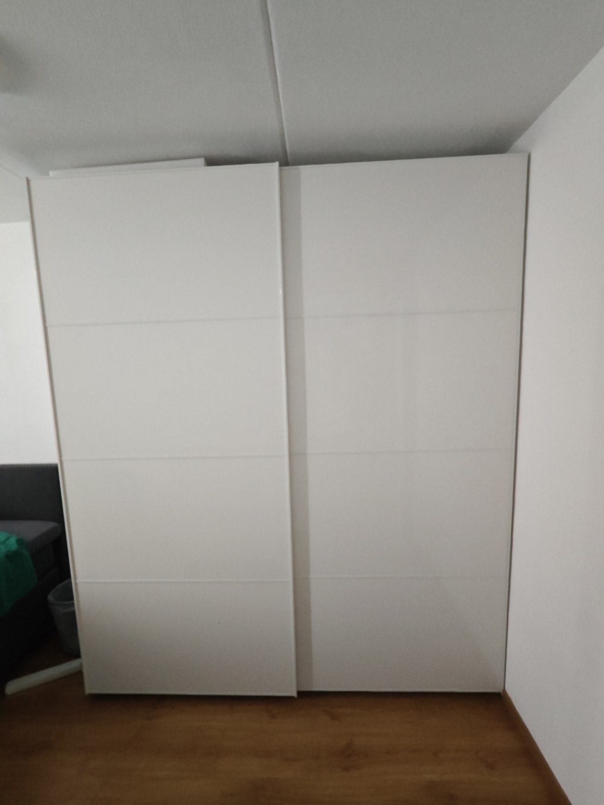 Ruime witte kledingkast met schuifdeuren, planken en mand, Huis en Inrichting, Kasten | Kledingkasten, Ophalen, Gebruikt, Met deur(en)