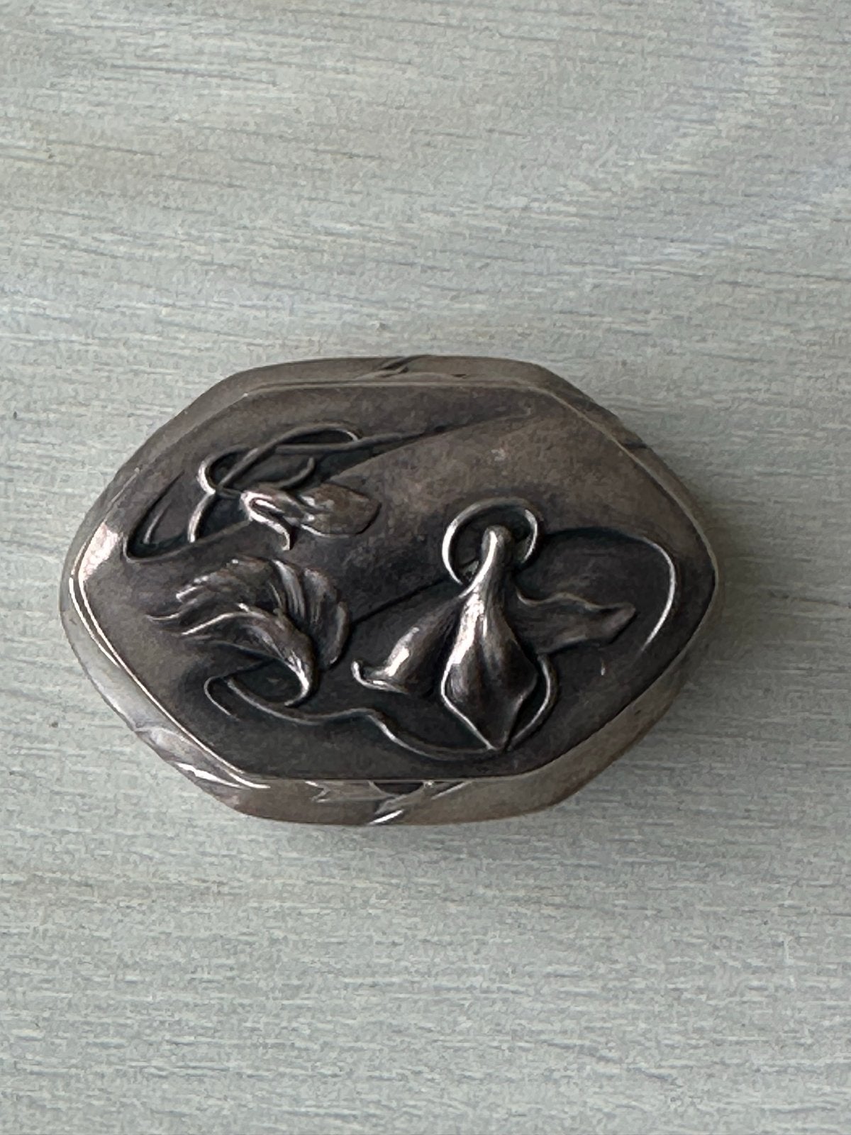 Antieke metalen Sierdoosje met Bloemenreliëf, Verzenden, Zilver