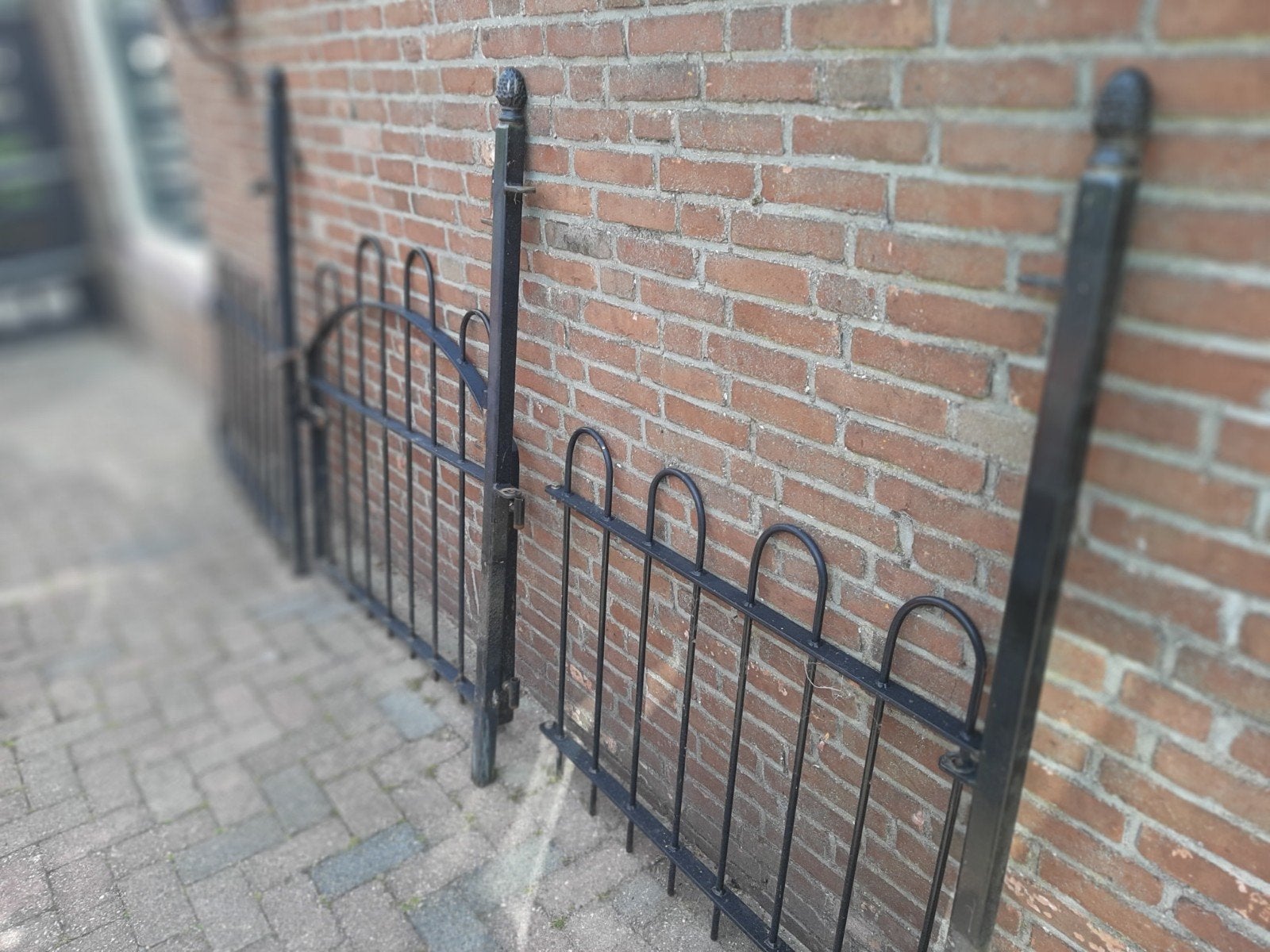Zwart ijzeren sierhekwerk met poort., Tuin en Terras, Tuinhekken en Hekwerk, Ophalen, Met poort, Gebruikt, Sierhekwerk