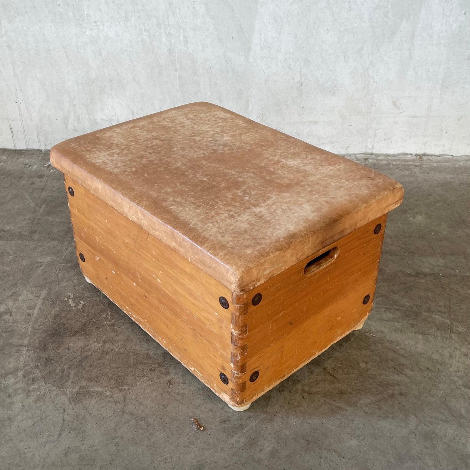 Oude gym turnkist, vintage turntoestel, gymnastiek, turnbok, Ophalen