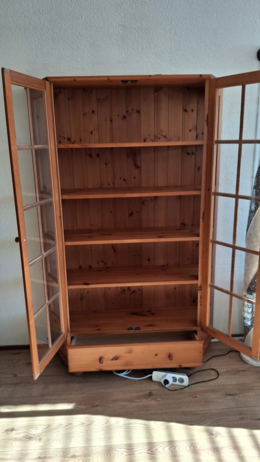 Houten vitrinekast met glazen deuren en lade, Ophalen, Gebruikt, 100 tot 150 cm, Met lade(s)
