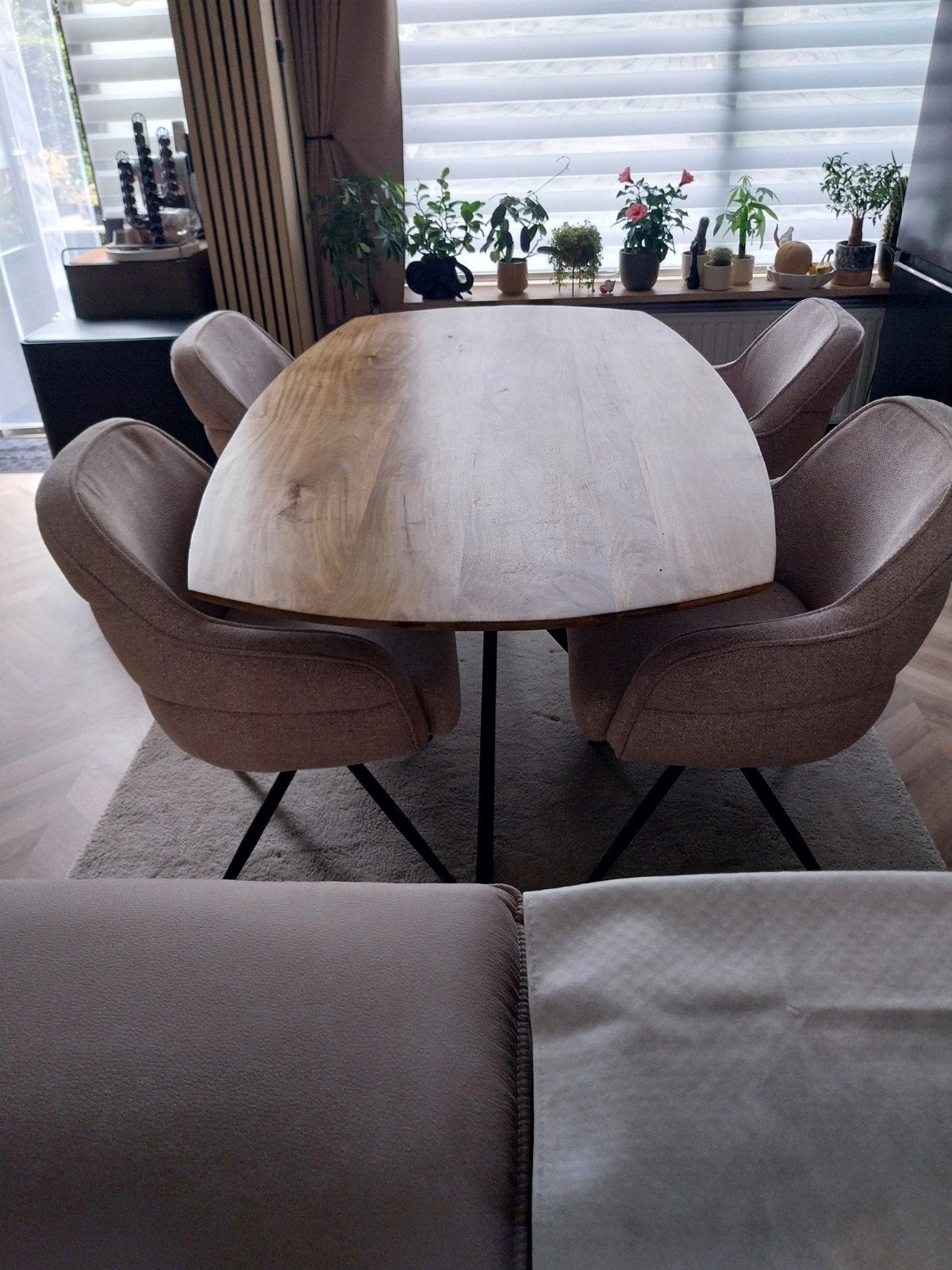 Deense ovale eettafel mangohout met zwart kruispoot, 100 tot 150 cm, Zo goed als nieuw, 150 tot 200 cm, Vier personen