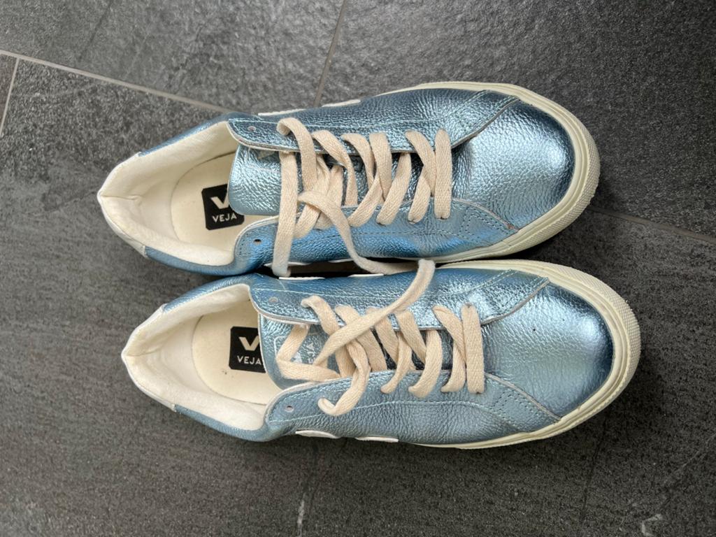 Veja sneakers lichtblauw metallic maat 38, Kleding | Dames, Schoenen, Ophalen of Verzenden, Zo goed als nieuw, Blauw, Sneakers of Gympen