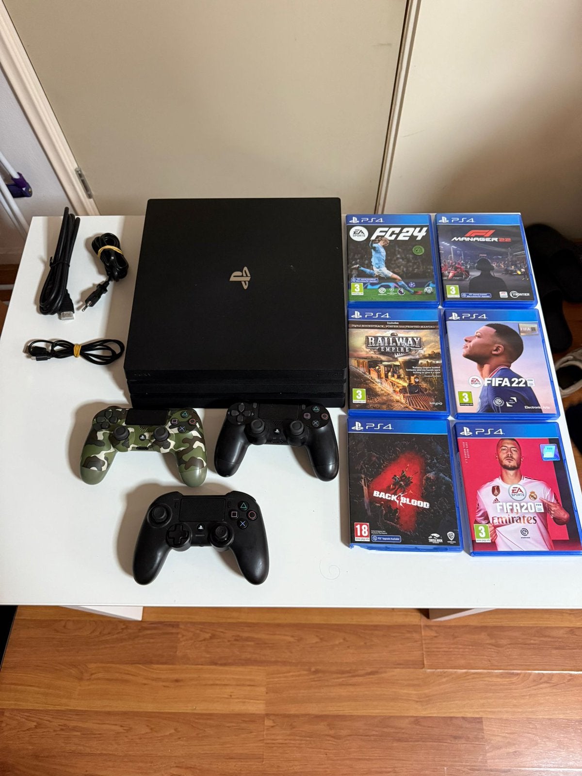 Playstation 4 Pro 1TB + 3 Controllers & 6 Games, Ophalen of Verzenden, Zo goed als nieuw, Met 2 controllers, Pro
