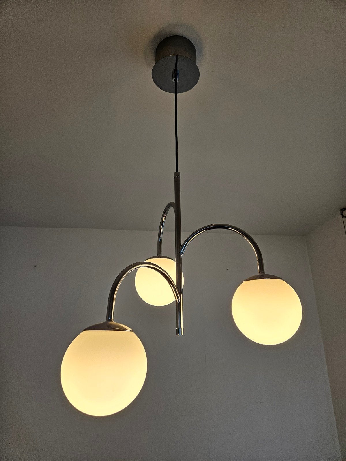 Metalen hanglamp met 3 opaline glazen bollen, Ophalen, Zo goed als nieuw, Glas, Modern, minimalistisch