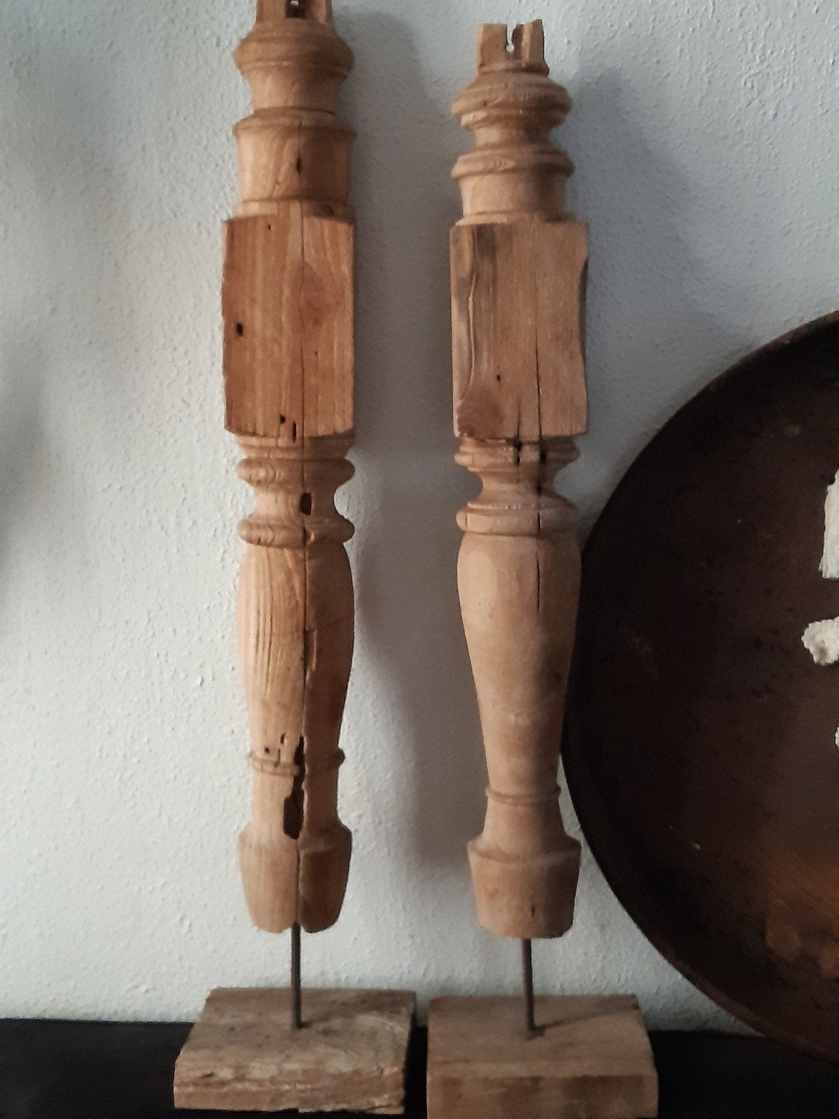 Gr houten ornamenten op standaard pin,sober grillig,sleets ., Antiek en Kunst, Ophalen of Verzenden