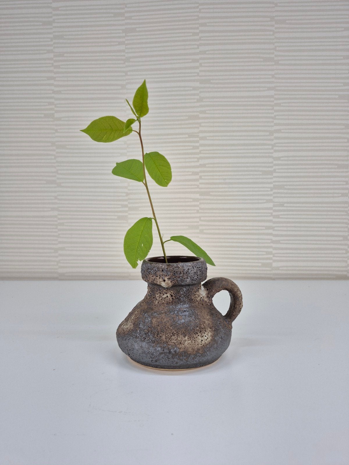 Vintage buikvaasje metallic bruisglazuur. Bolvaasje met oor., Ophalen of Verzenden