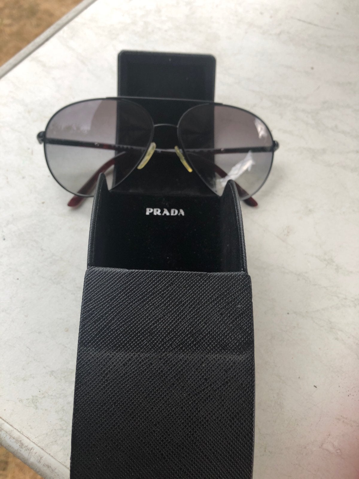 Prada Zonnebril - Stijlvol en Tijdloos in originele case, Gebruikt, Zonnebril, Prada, Zwart