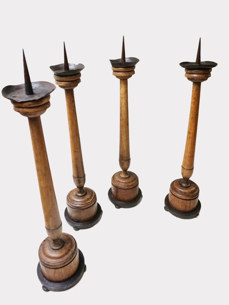 4 antieke 19de eeuwse houten kandelaren, Ophalen, Koper of Brons