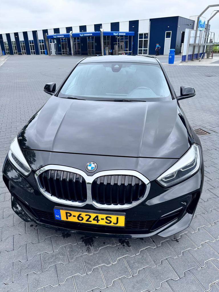 BMW 1-Serie 118i 136pk Aut 2022 Zwart/M sport/automaat, Auto's, BMW, 1295 kg, Zwart, Origineel Nederlands, Particulier