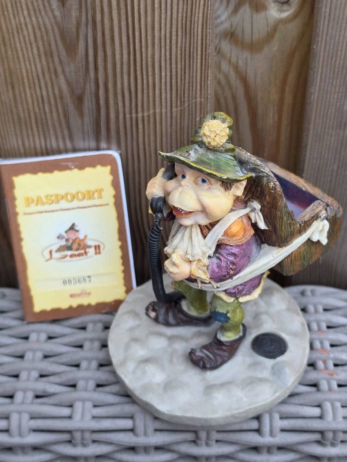 Enesco Laaf beeldje met telefoon en paspoort, Verzamelen, Efteling, Ophalen of Verzenden