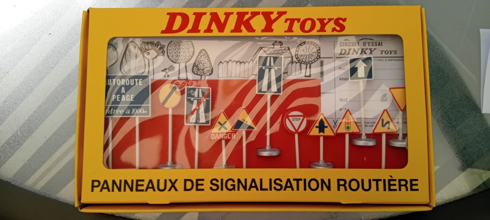 DINKY TOYS. Verkeersborden nieuw in doosje., Ophalen of Verzenden, Nieuw