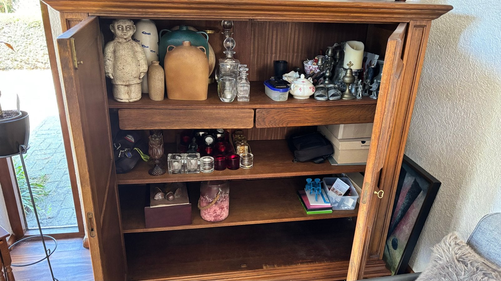 Massief houten kast met twee deuren, Ophalen