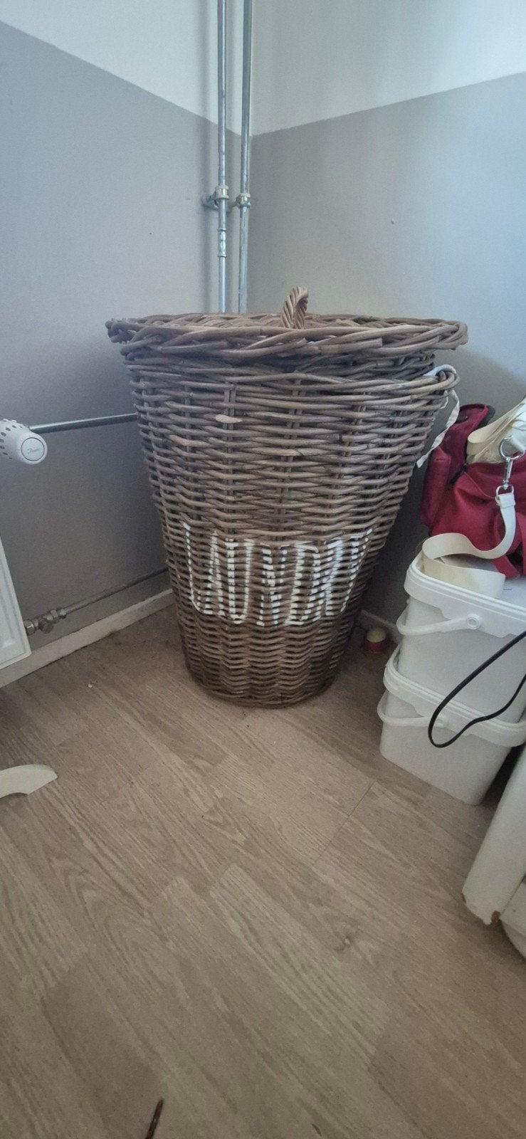 Grote rieten wasmand met deksel - 'Laundry' opdruk, Ophalen, Gebruikt, Landelijk, Natuurlijk materiaal