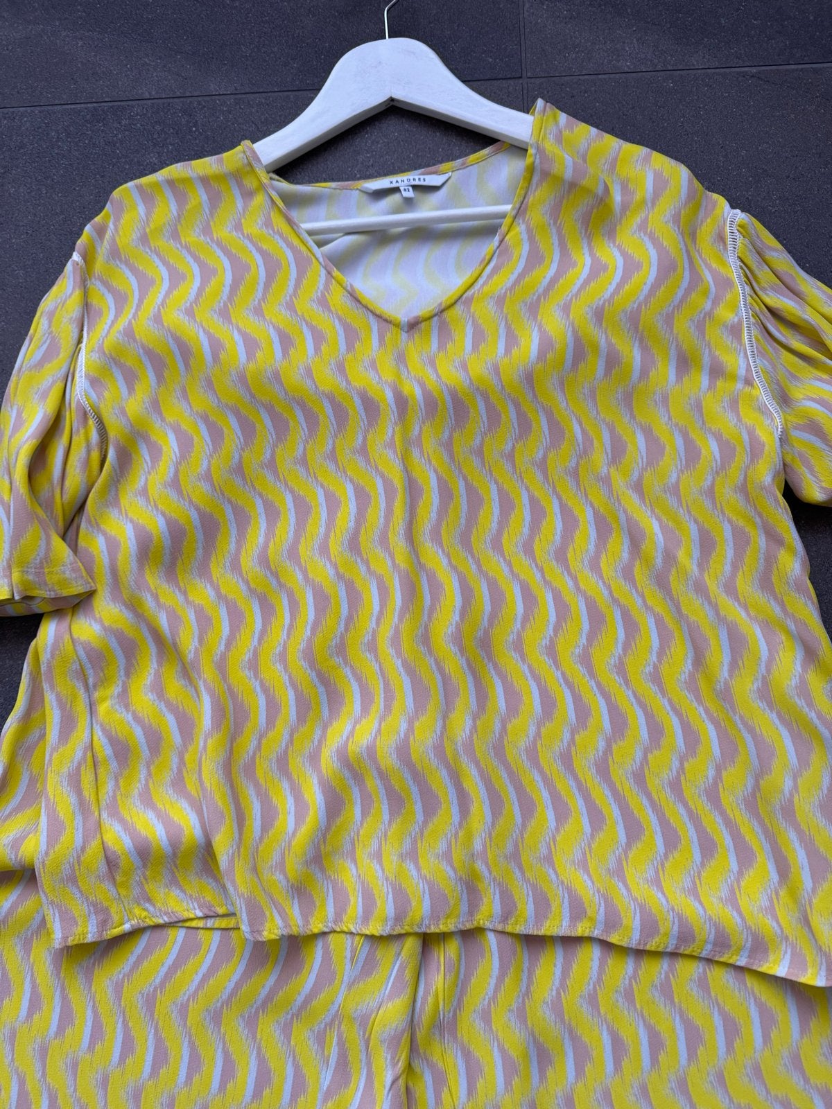 Xandres Blouse Maat 42 - Geel/Roze Patroon, Ophalen of Verzenden, Zo goed als nieuw, Maat 42/44 (L), Geel