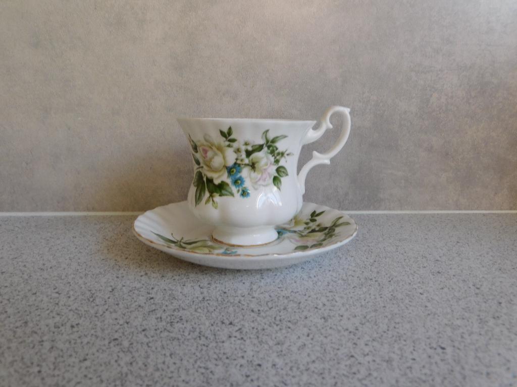 Kop en schotel Fine Bone China Witte Roos Richmond, Ophalen of Verzenden, Zo goed als nieuw, Overige stijlen, Kop(pen) en/of Schotel(s)