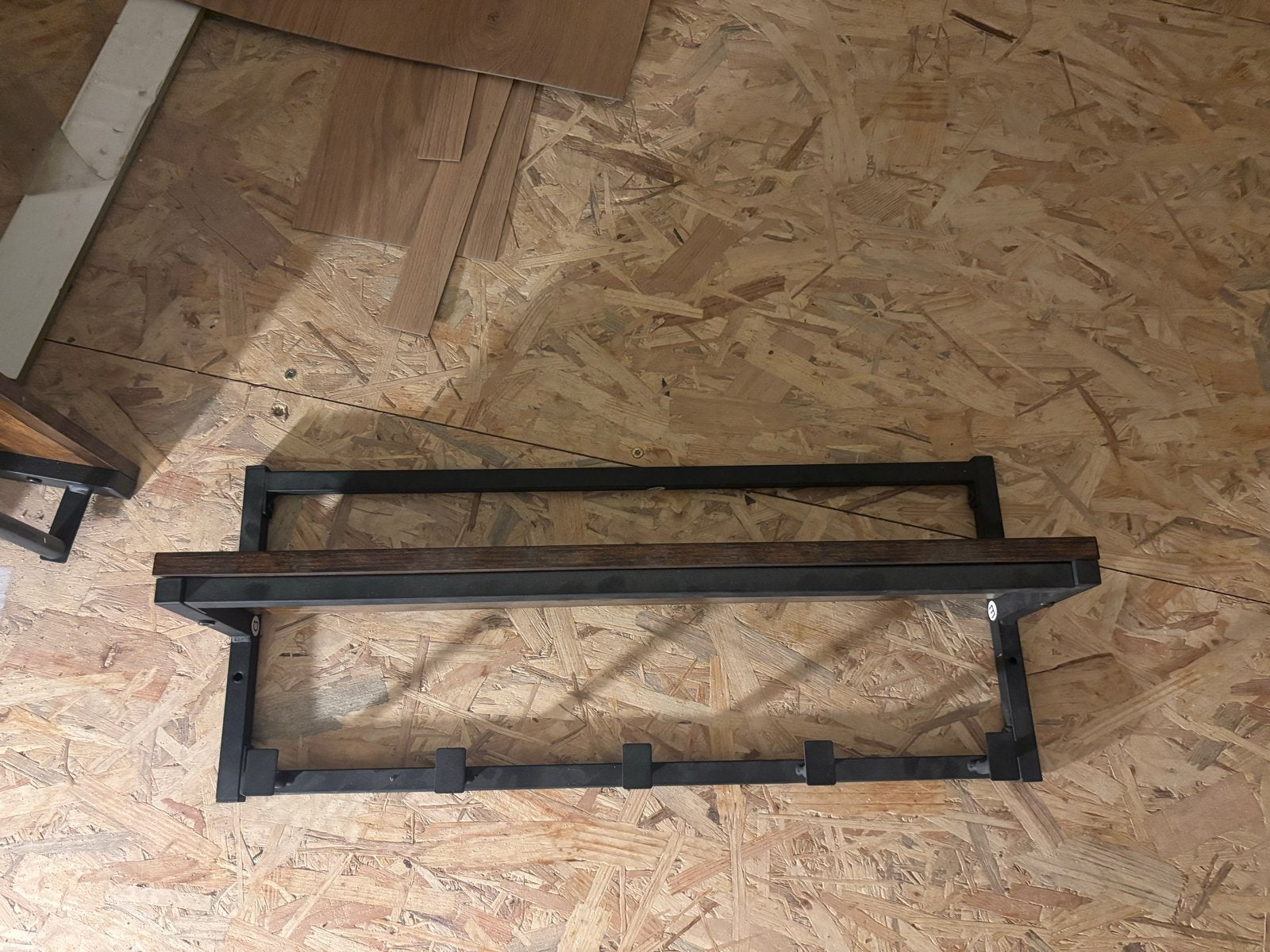 Wandkapstok met plank en haken - industrieel design, Huis en Inrichting, Zo goed als nieuw, Minder dan 100 cm, Hout, Ophalen