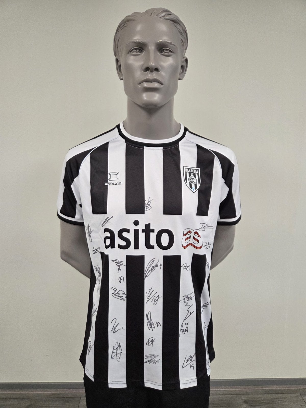 Gesigneerd shirt Heracles Almelo selectie 2026-2027, Verzamelen, Ophalen of Verzenden, Zo goed als nieuw, Shirt