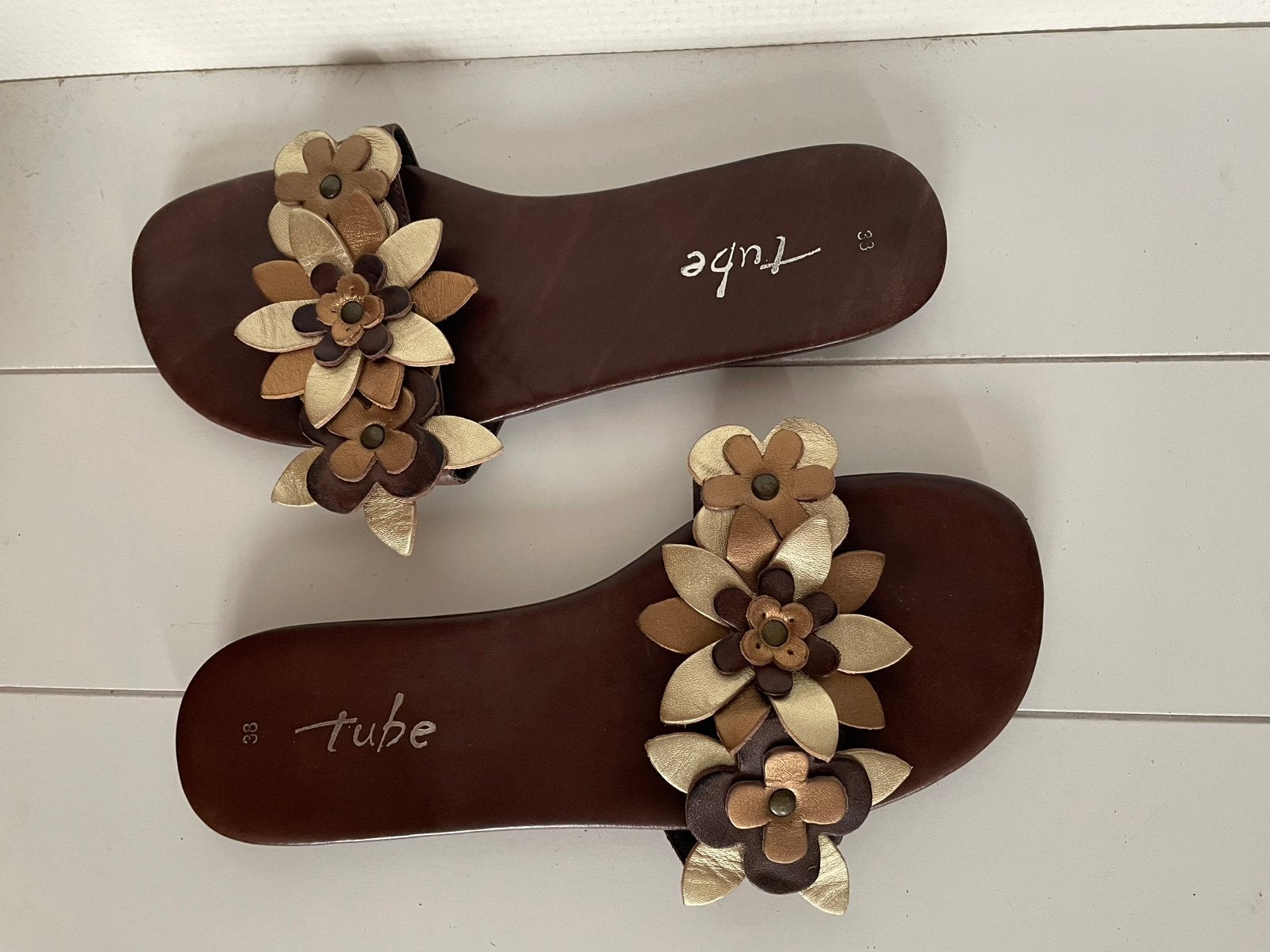Nieuw leren tube slippers bruin goud brons bloem 38, Slippers, Bruin, Nieuw, Ophalen of Verzenden