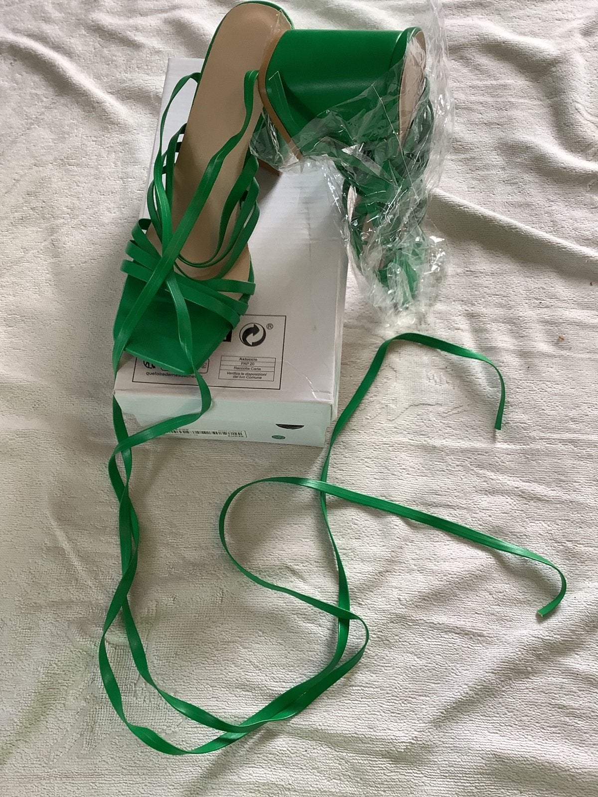 Nieuwe Groene Sandalen met Bandjes en Blokhak, Ophalen of Verzenden, Nieuw, Groen, Sandalen of Muiltjes