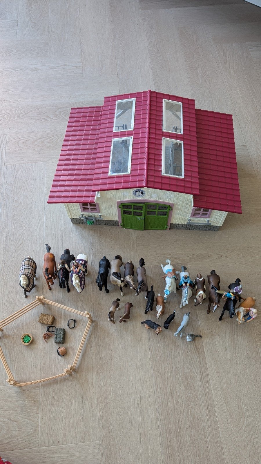 Grote Schleich paardenstal met veel paarden en accessoires, Ophalen, Zo goed als nieuw, Jongen of Meisje