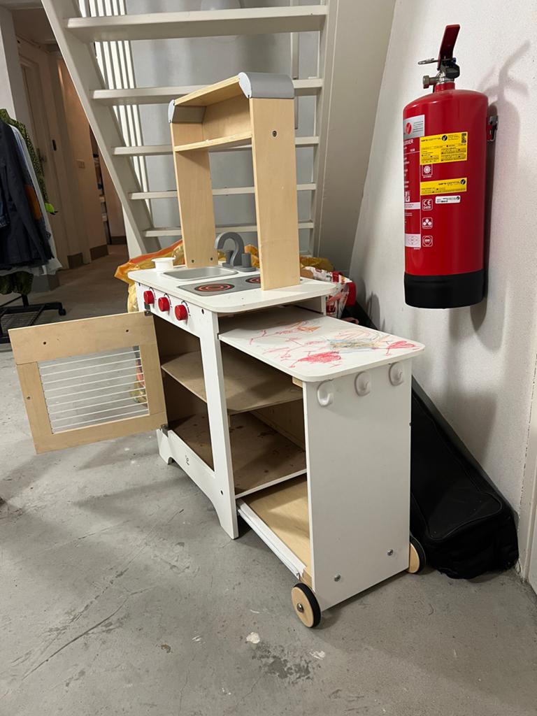 Houten speelkeuken met wieltjes - ideaal als buitenkeuken, Kinderen en Baby's, Speelgoed | Speelkeukens, Ophalen, Gebruikt, Hout