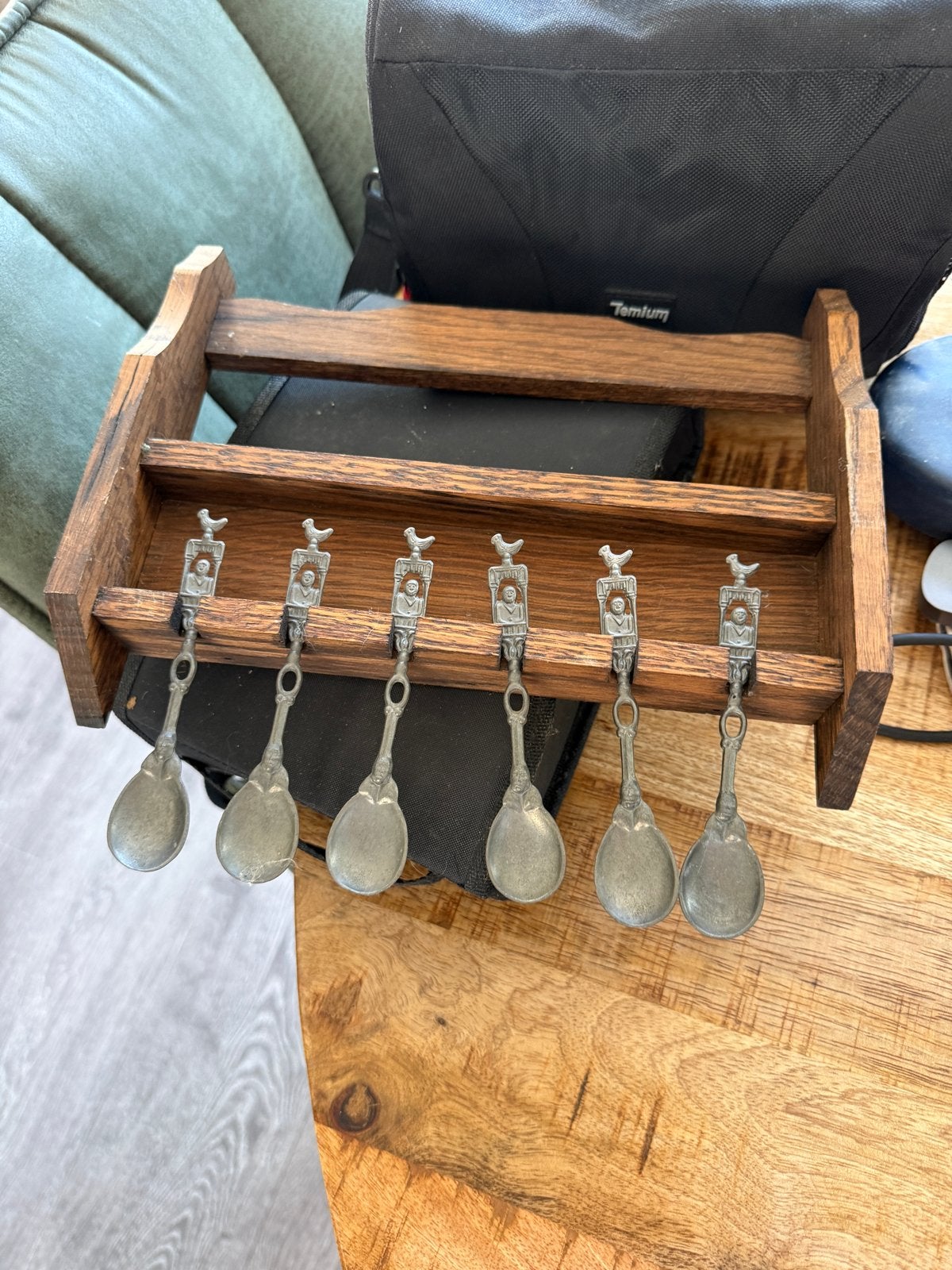Vintage tinnen lepeltjes set met houten rekje, Ophalen