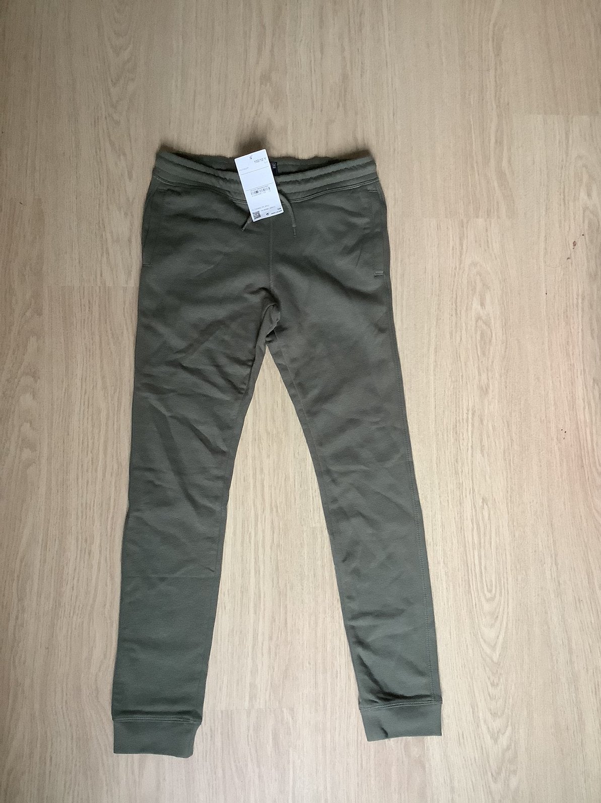 NIEUW mooie legergroene joggingbroek maat 152, Ophalen of Verzenden, Zo goed als nieuw, Jongen, Shirt of Longsleeve
