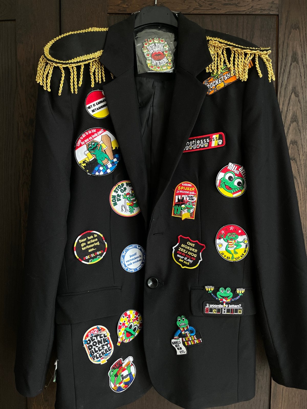 Carnavalsjas met emblemen - Maat S, Kleding | Dames, Carnavalskleding en Feestkleding, Ophalen, Carnaval, Kleding, Maat 36 (S)