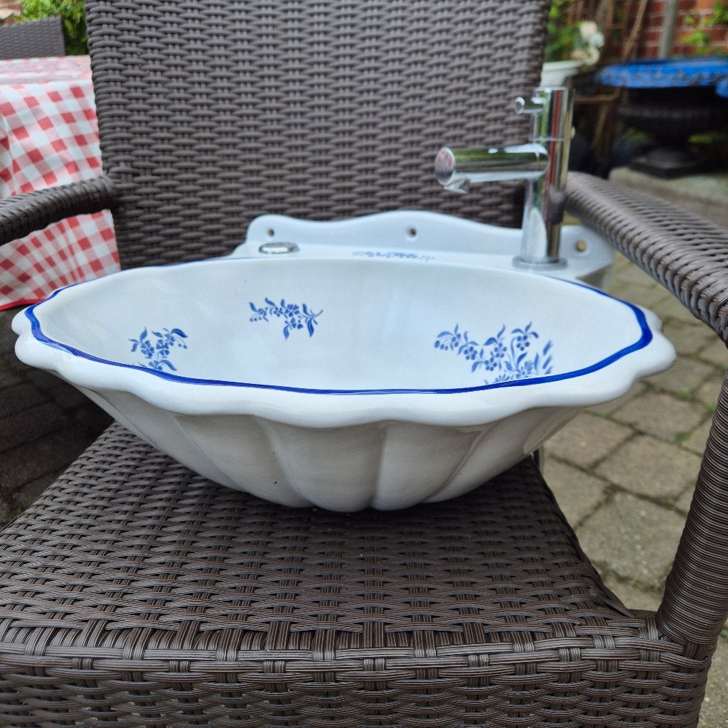 Frans fonteintje blauw bloemen decor en bies, schelpvorm