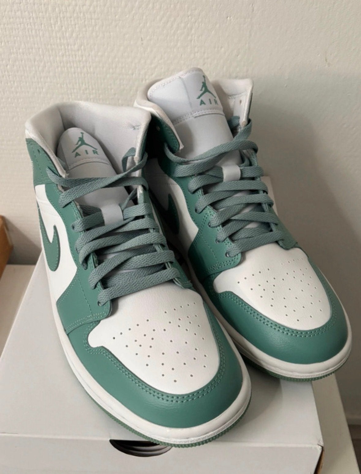 Air Jordan 1 Mid 'Mind Green' - Maat 42 - Nieuw, Kleding | Dames, Schoenen, Ophalen of Verzenden, Nieuw, Groen, Sneakers of Gympen