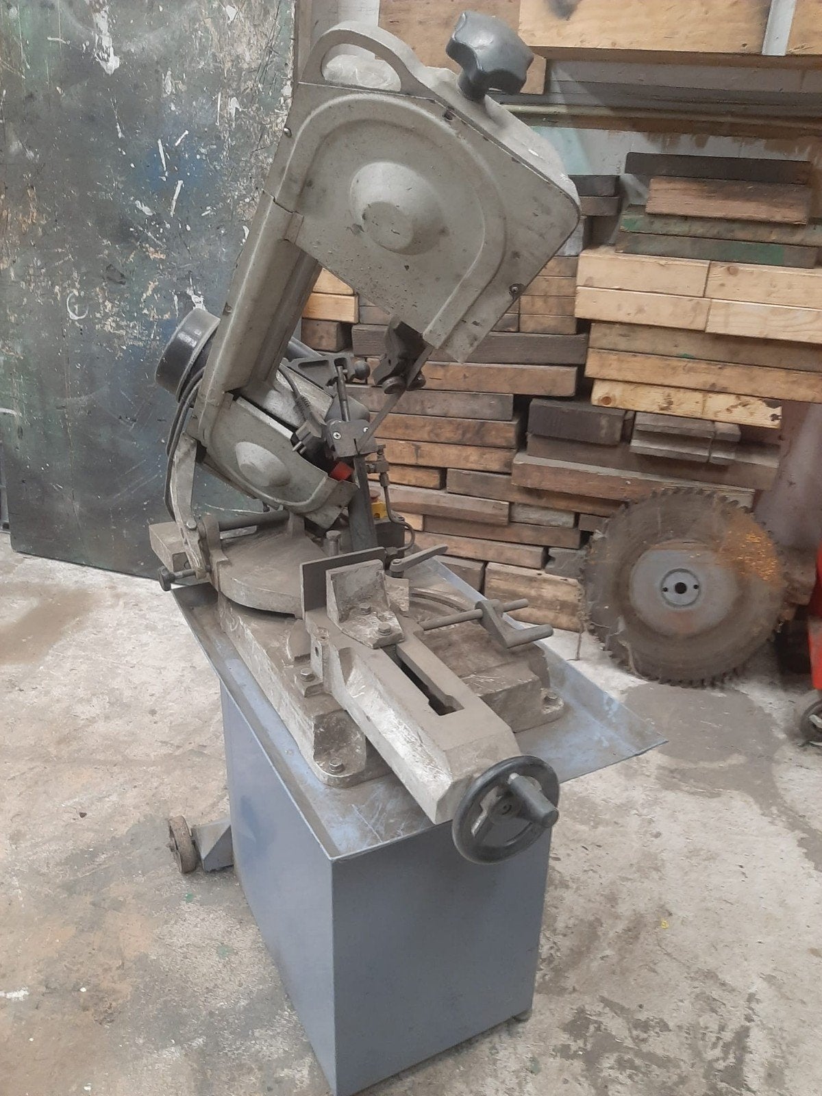 HBM Metaal Lintzaagmachine - Krachtige Zaag voor Metaal, Ophalen, Gebruikt, 70 mm of meer, HBM