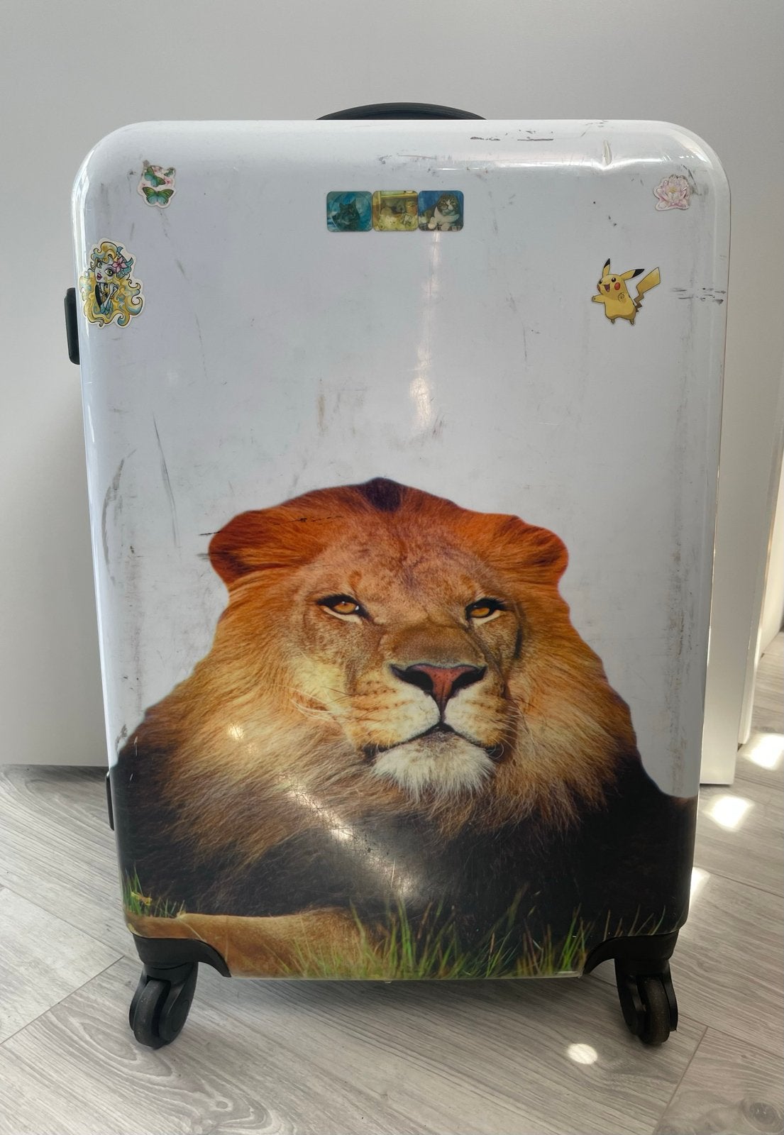 Witte koffer met leeuw, 60 tot 70 cm, Wieltjes, Gebruikt, Hard kunststof