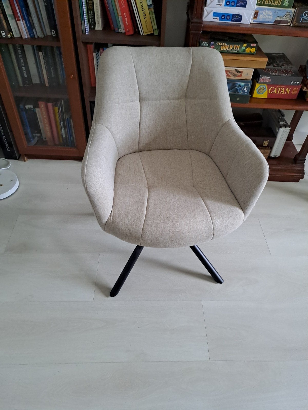Comfortabele beige fauteuil met draaivoet, Huis en Inrichting, Ophalen, Modern, Comfortabel, Nieuw, 75 tot 100 cm