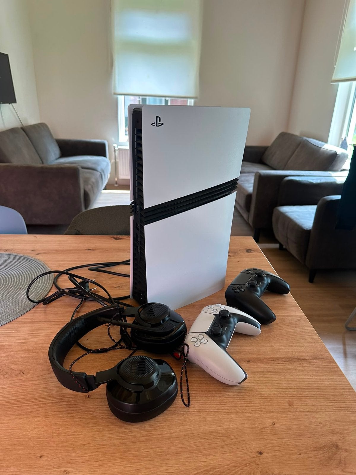 PlayStation 5 pro met 2 controllers en headset, Spelcomputers en Games, Spelcomputers | Sony PlayStation 5, Zo goed als nieuw