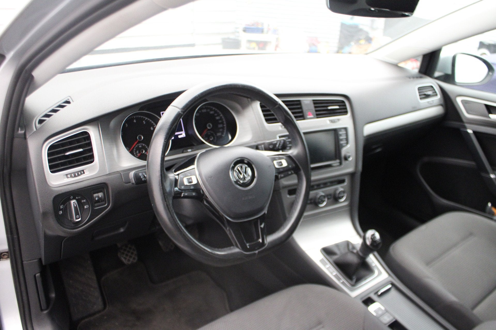 Foto 10 van Volkswagen Golf 1.0 TSI Comfortline keurige 5-deurs met klim