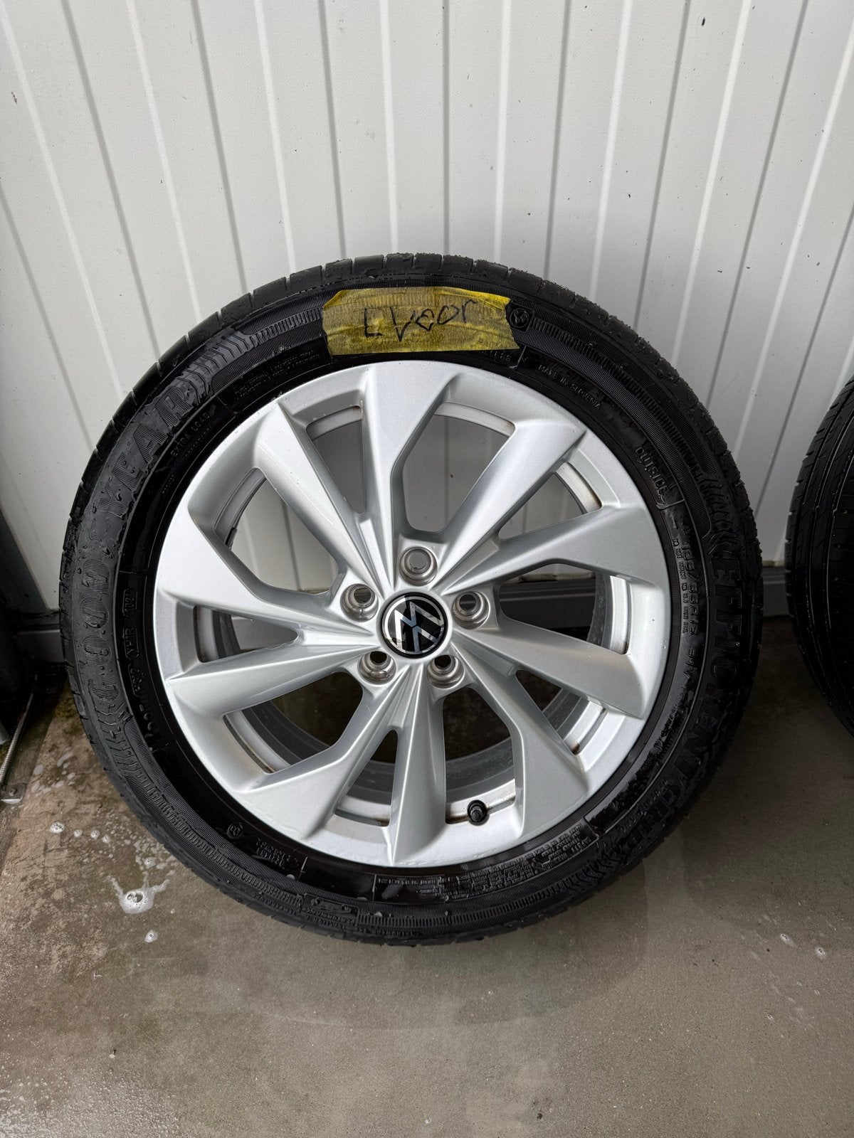 Volkswagen 16 inch velgen met Goodyear zomerbanden, Auto-onderdelen, Banden en Velgen, Ophalen, Gebruikt, 16 inch, Banden en Velgen