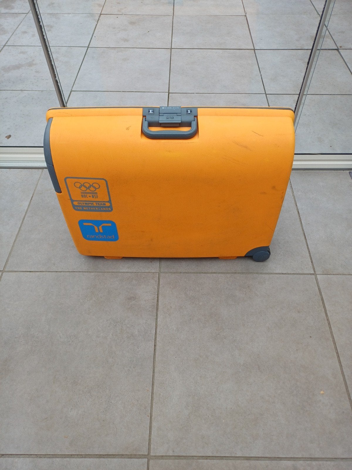 Opvallende Carlton koffer - Oranje met Olympisch Team logo, Ophalen