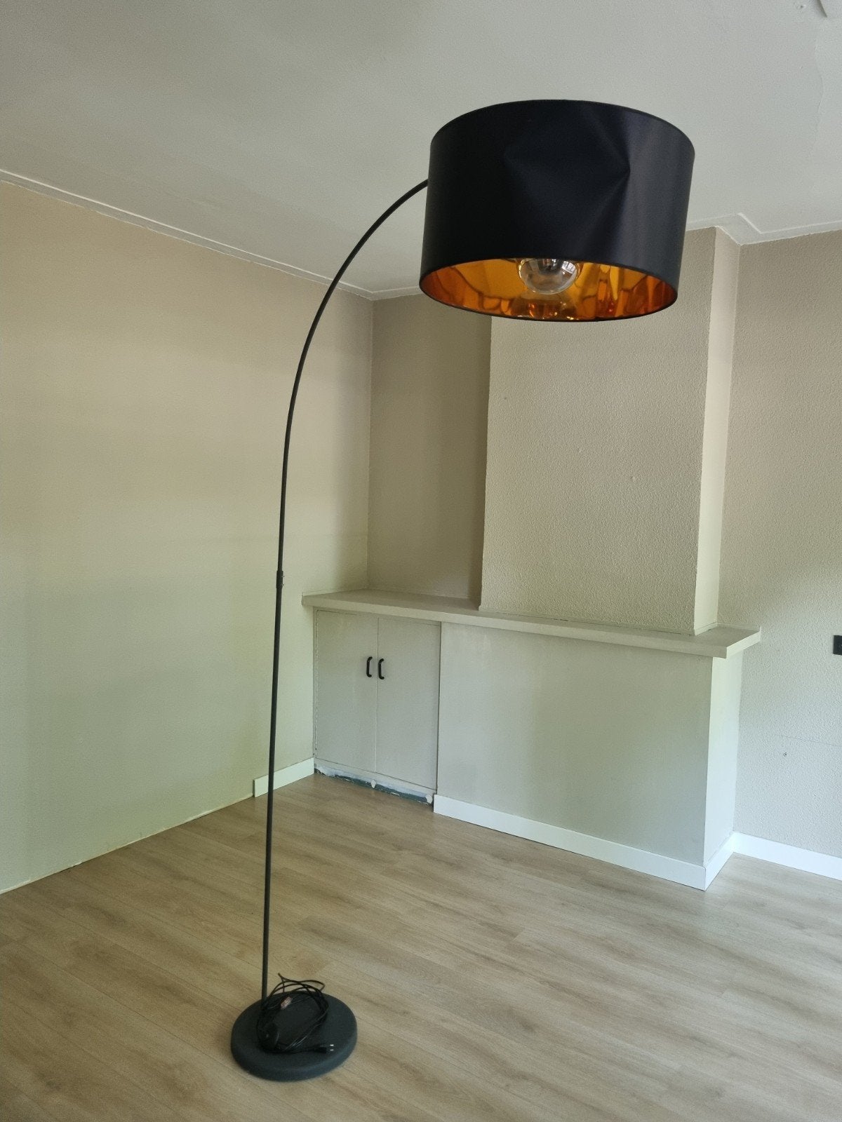 Moderne Booglamp Zwart met Goudkleurige Binnenkant, Ophalen, Modern, Industrieel, E27 (groot), 150 tot 200 cm