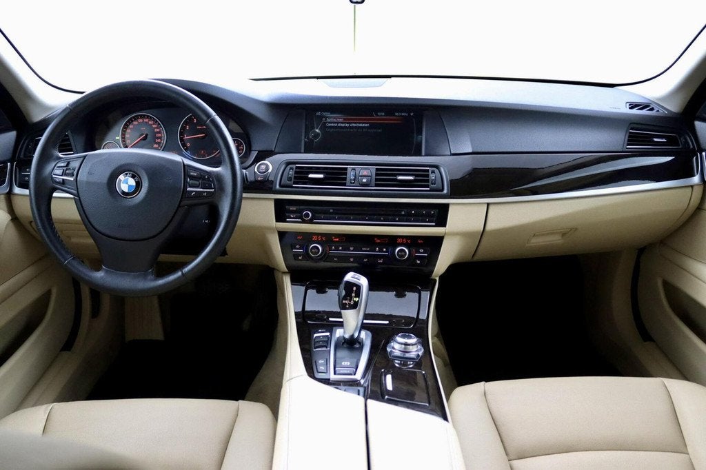 BMW 5-serie Touring 528xi Executive blauw, Auto's, BMW, Automaat, Gebruikt, 4 cilinders, 2000 kg