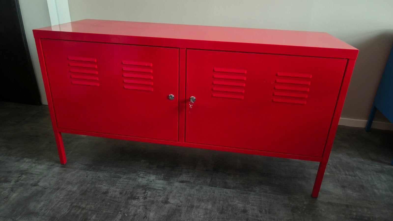 Rode metalen Ikea PS kast met 2 deuren en sleutels, Huis en Inrichting, Kasten | Lockerkasten, Ophalen, Gebruikt, Industrieel
