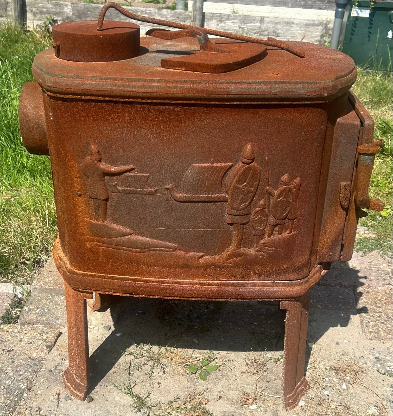 Zware smeedijzeren potkachel met Viking reliëf, Huis en Inrichting, Kachels, Gebruikt, Vrijstaand, Potkachel, Hout, Ophalen