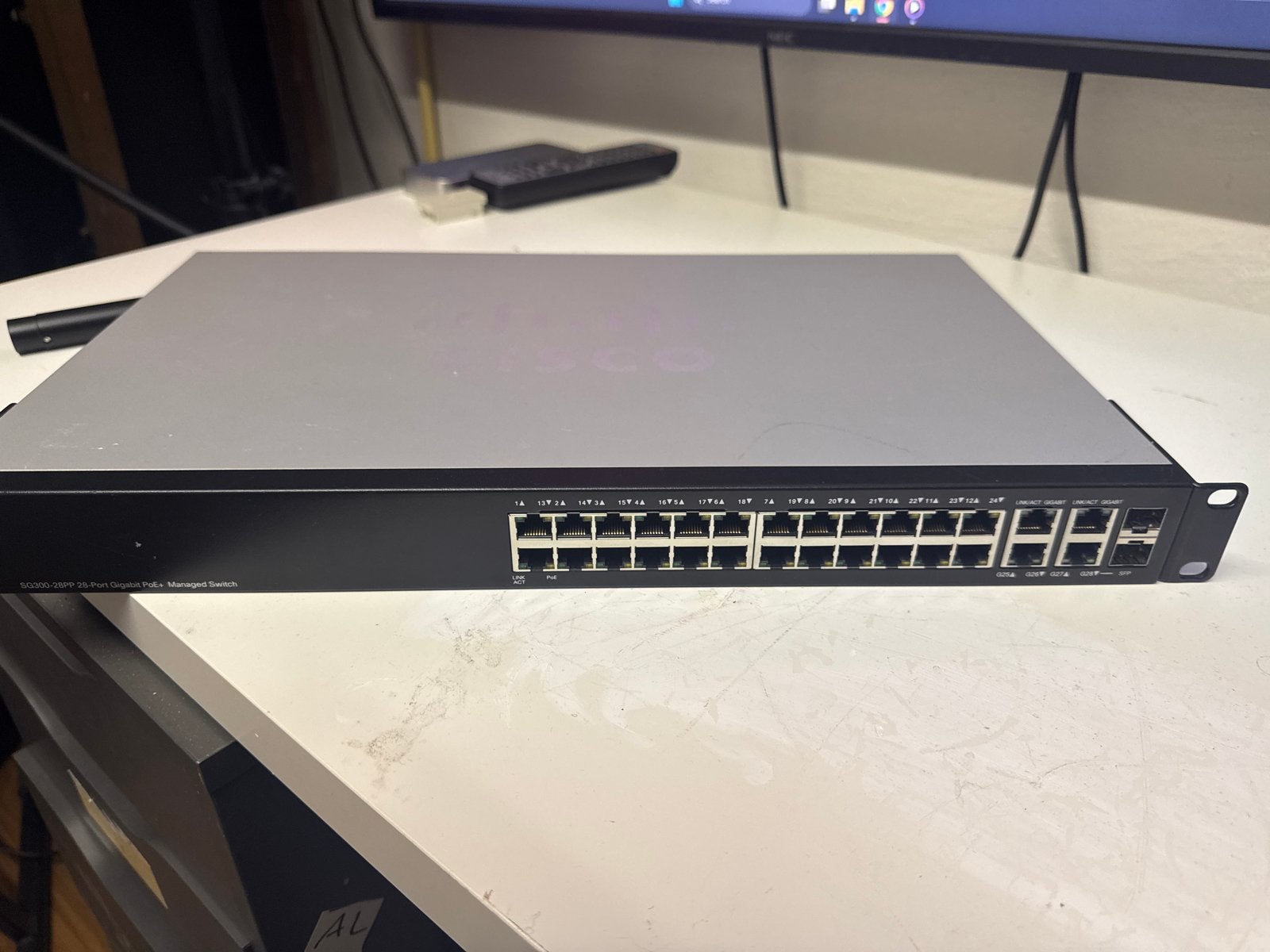 Cisco SG300-28PP 28-Poort Gigabit PoE Managed Switch, Computers en Software, Netwerk switches, Gebruikt, Ophalen of Verzenden