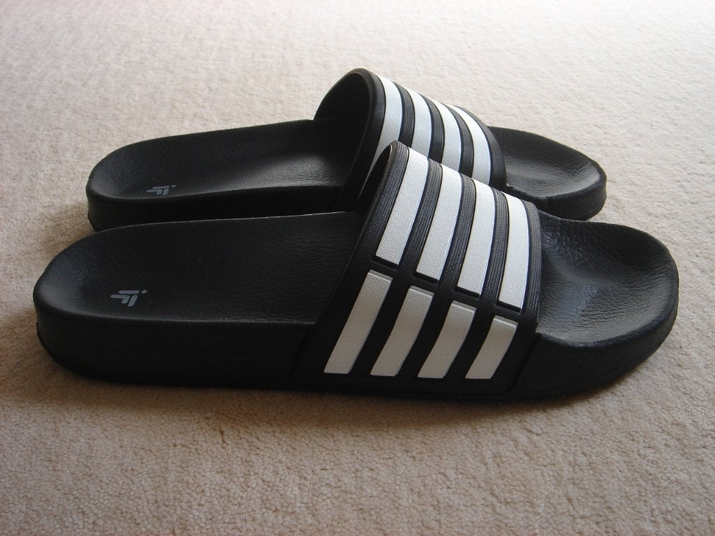 Sauna/wellness IF badslippers mt 41 Zwart (Adilette look !!), Slippers, Zwart, Ophalen of Verzenden, Zo goed als nieuw
