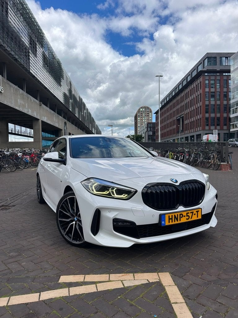 BMW 1-serie 118i M-Sport Aut.|Stoelvw|Trekhaak|CarPlay, Auto's, 136 pk, Sportstoelen, Leder en Stof, Wit