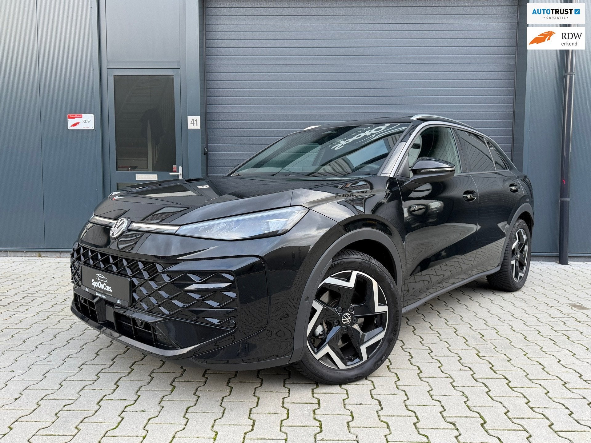 Volkswagen T-ROC 1.5 eTSI R-Line |IQ-LIGHT|CAMERA|BLINDSPOT|, Auto's, 730 kg, 4 cilinders, 150 pk, Zwart