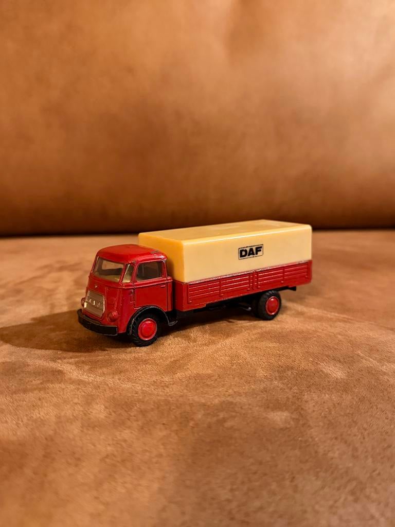 Vintage Lion Car DAF Vrachtwagen Modelauto - Rood/Crème, Overige merken, Gebruikt, 1:50 of kleiner, Ophalen of Verzenden