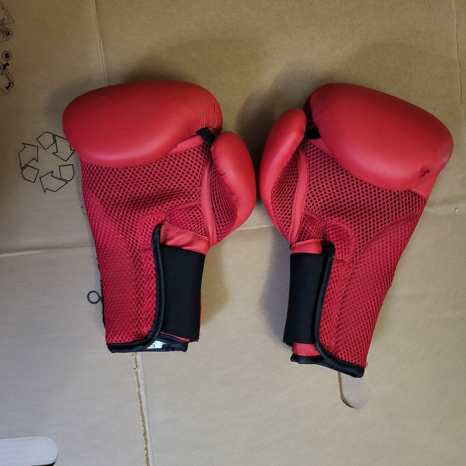 Bokshandschoenen en binnenhandschoenen - Outshock 6oz, Ophalen of Verzenden, Zo goed als nieuw, Bokshandschoenen