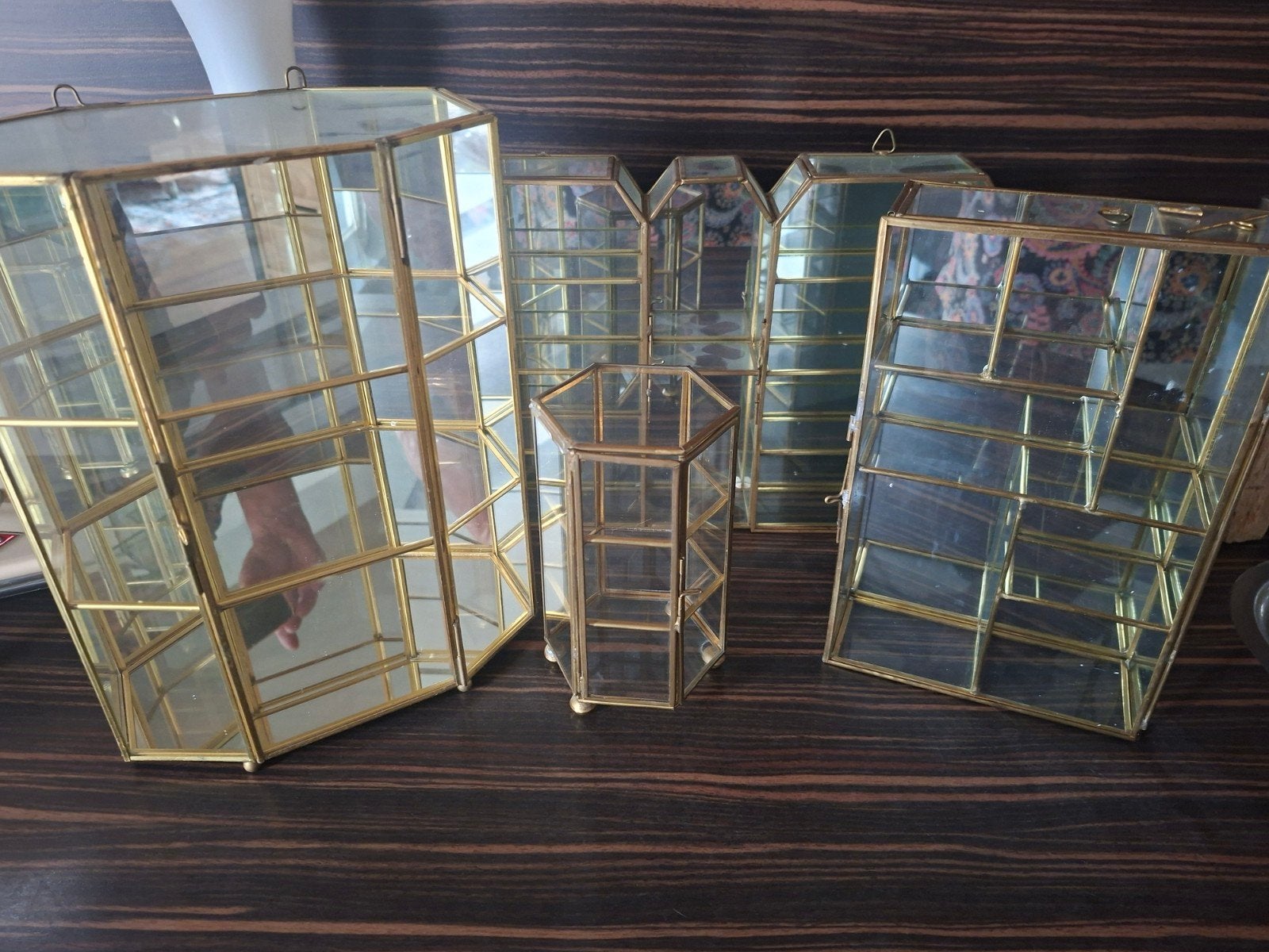 4 vitrinekastjes glas en messing, Ophalen